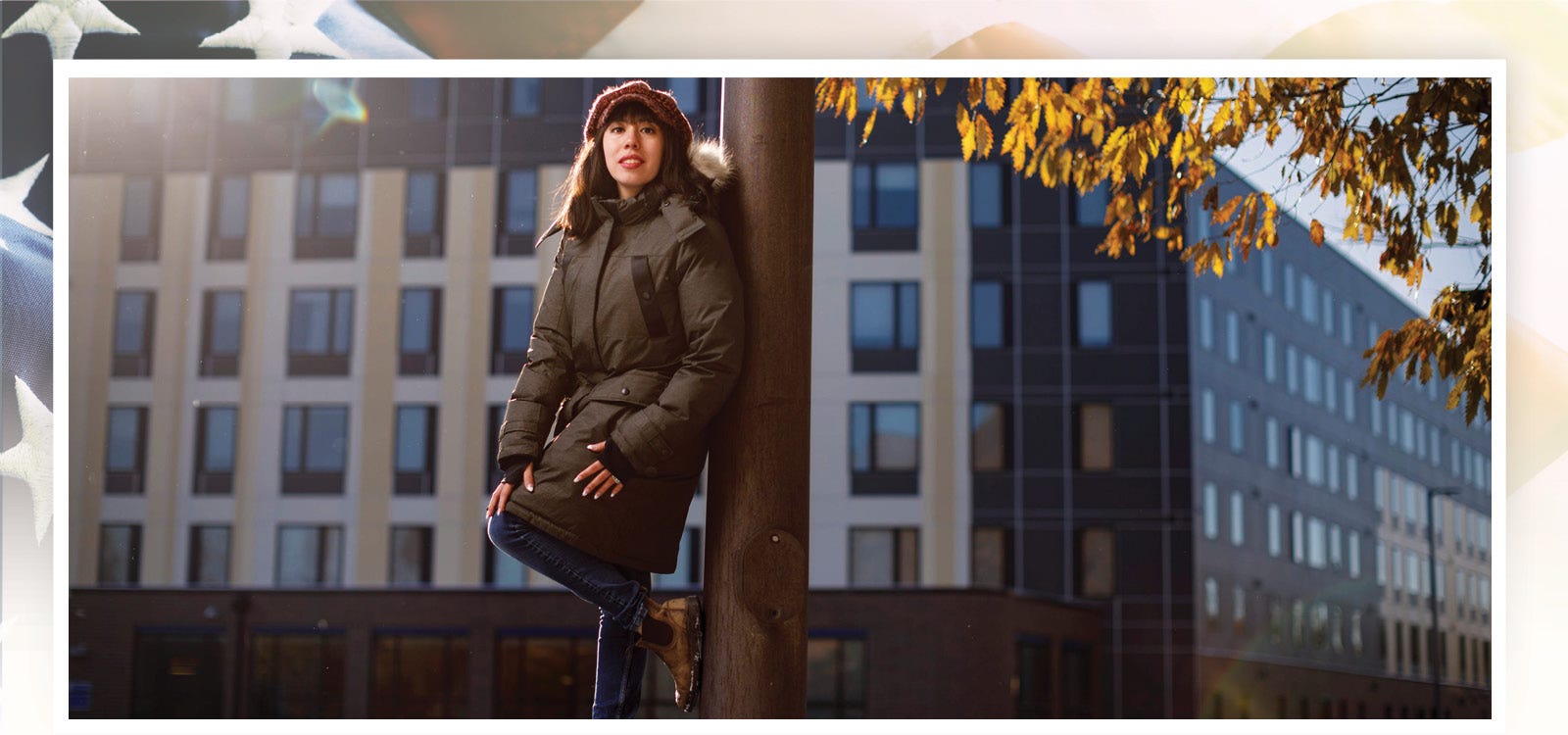 El estudiante Leslie Hurtado posa para una foto en el campus de la Northeastern Illinois University el 12 de noviembre del 2019.