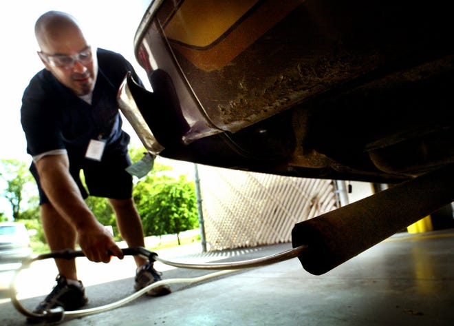 An employee tests the emissions on a car the Metro's Vehicle Inspection in this 2004 file photo.