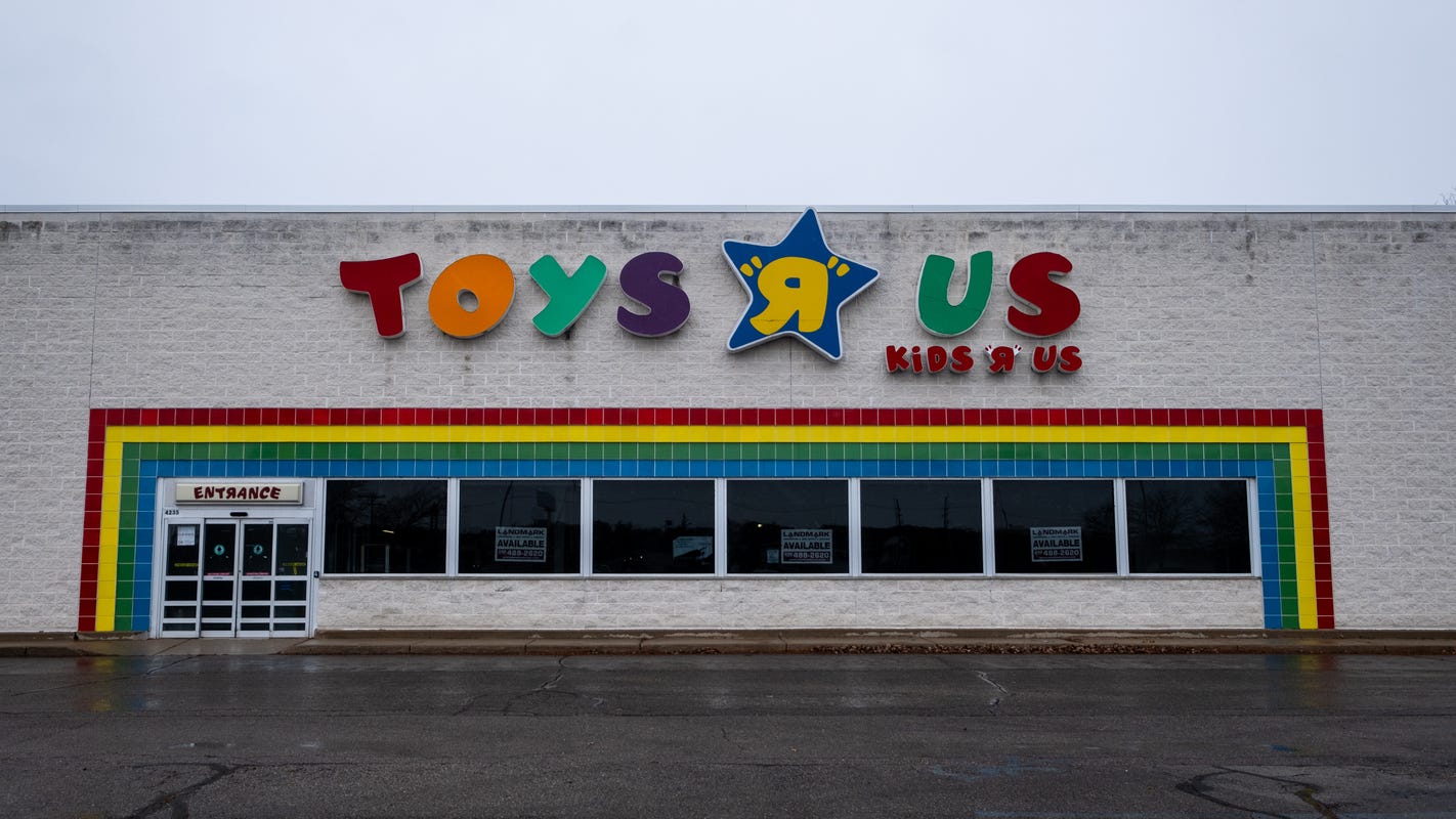 Former Fort Gratiot Toys R Us Purchased By Godwin S Furniture