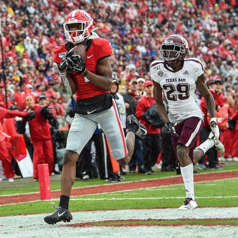 Georgia wide receiver George Pickens  catches a to