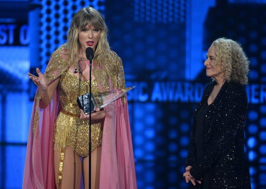 Amas Taylor Swift Makes Statement With Shirt At American