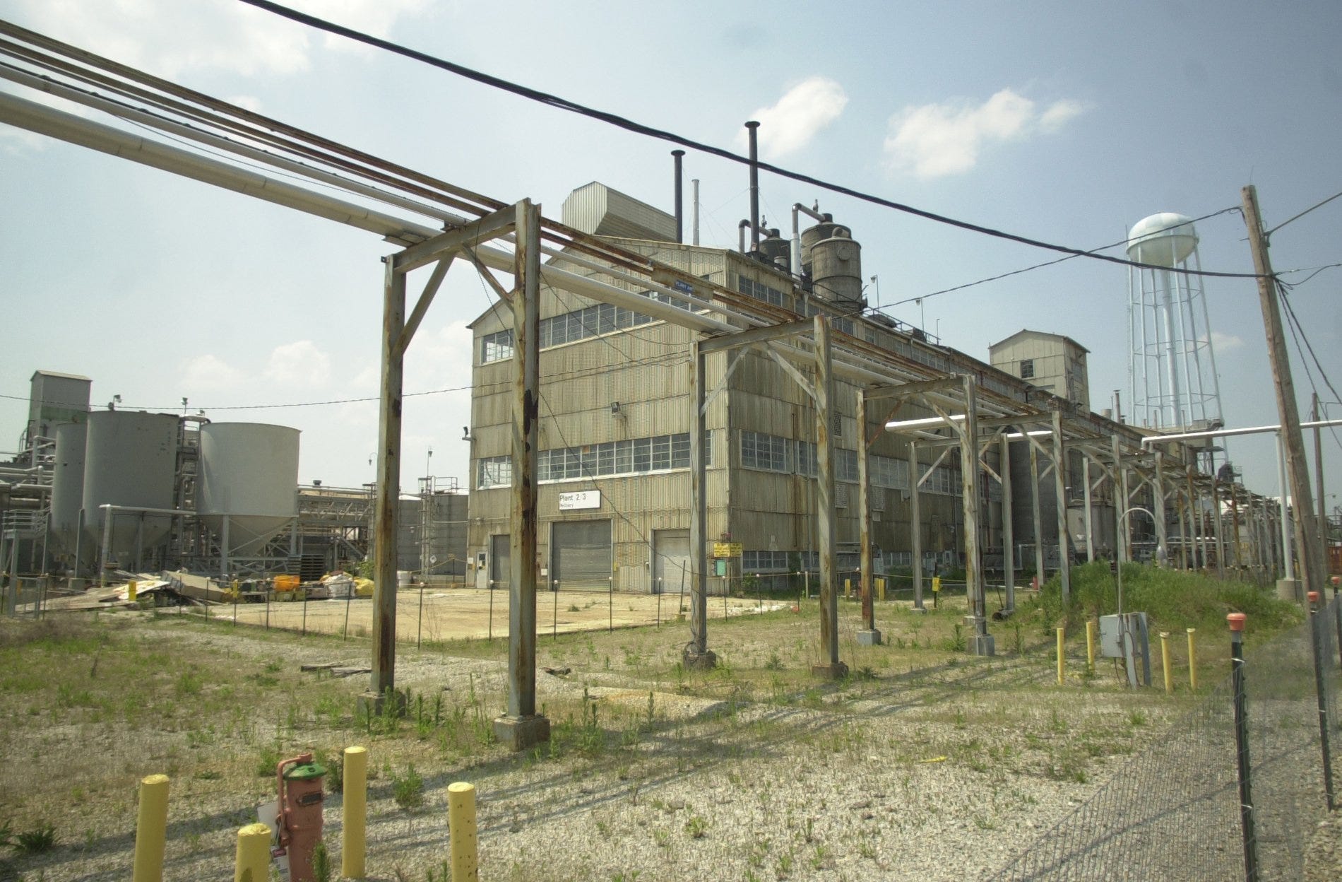 Plant 2, 3 at Fluor Fernald originally was the refinery that converted the government stockpile of natural uranium ore concentrates. Photo taken in 2001.