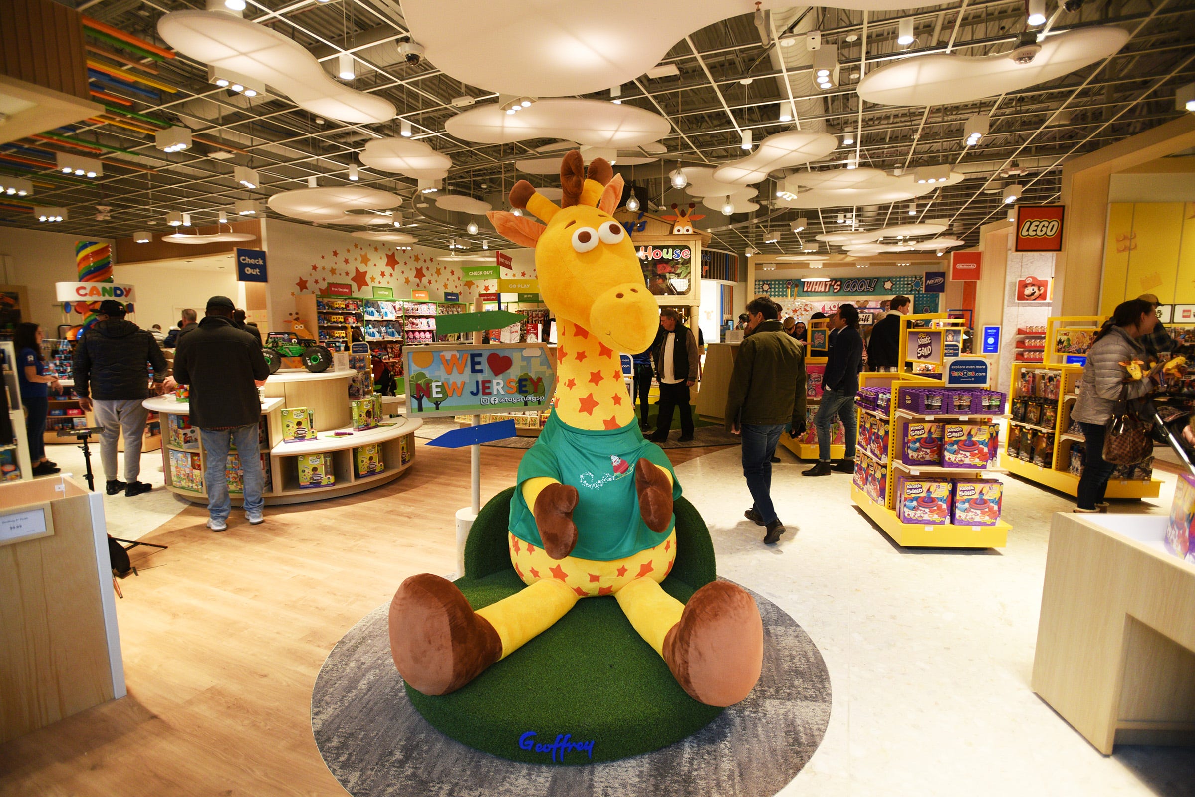 New Toys R Us First New U S Store Now Open In Garden State Plaza