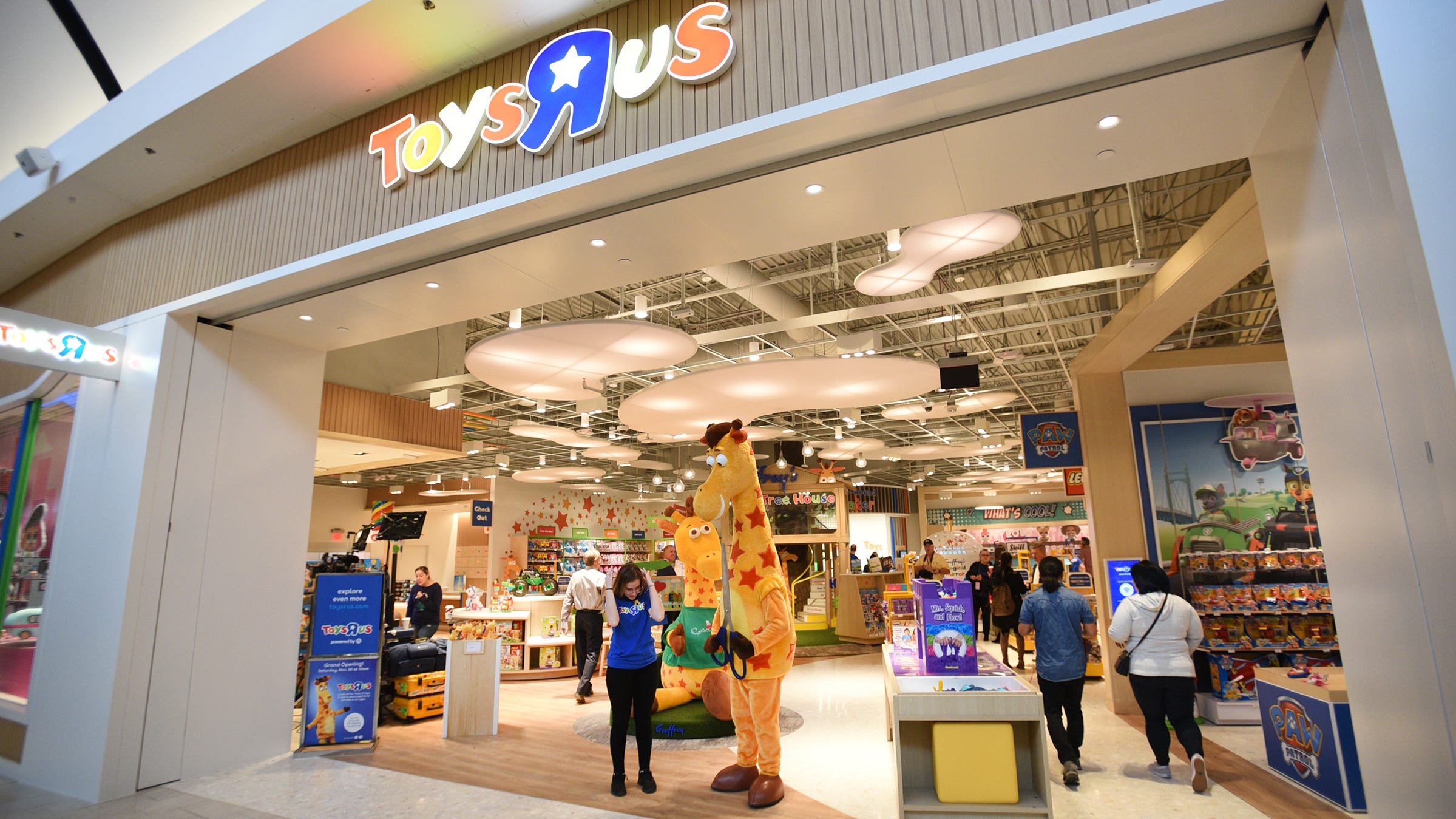 New Toys R Us First New U S Store Now Open In Garden State Plaza