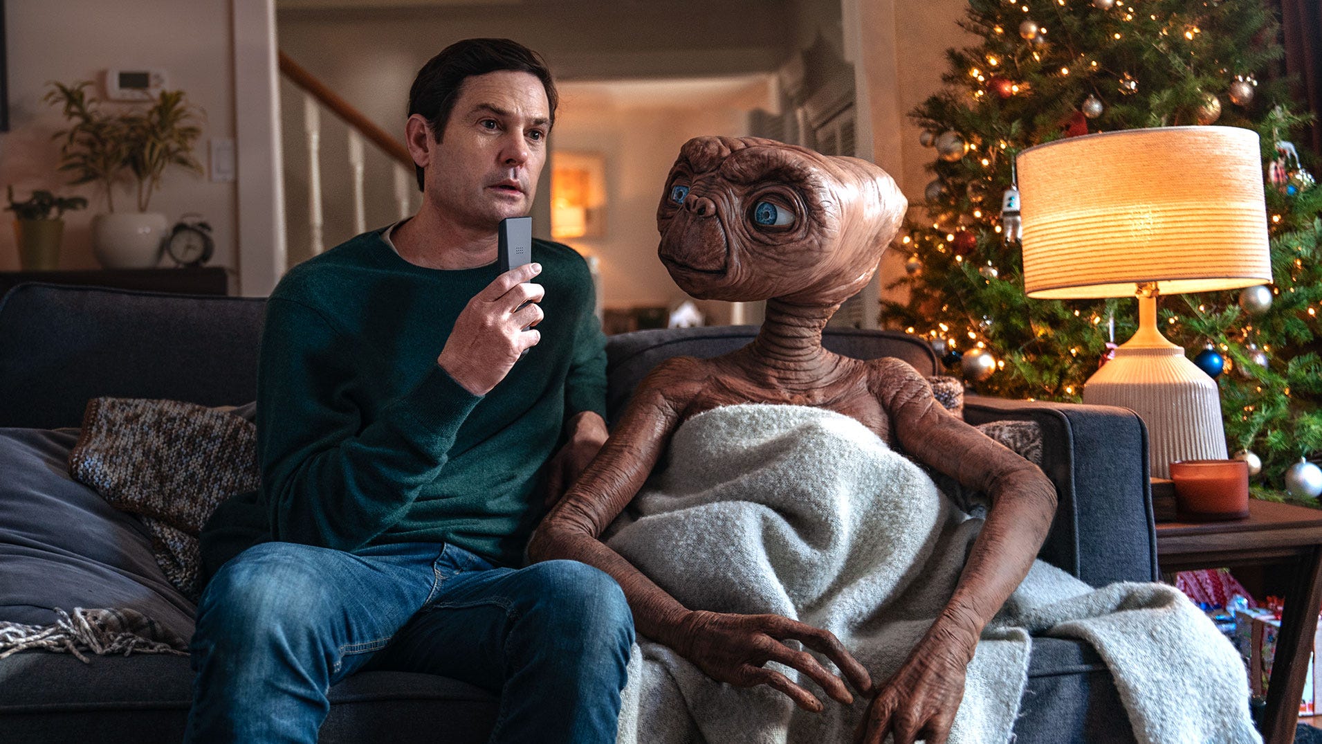 E T Reunites With Henry Thomas Elliott In Heartwarming Tv Ad E T Reunites With Henry Thomas Elliott In Heartwarming Tv Ad
