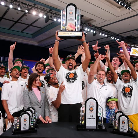 Michigan coach Juwan Howard and players celebrate 