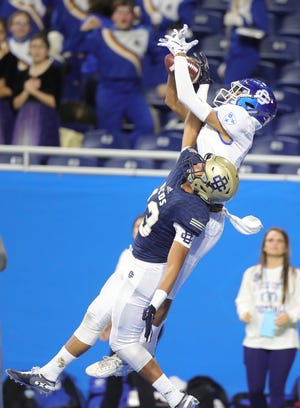 Michigan High School Football State Finals Grcc Stomps Country Day