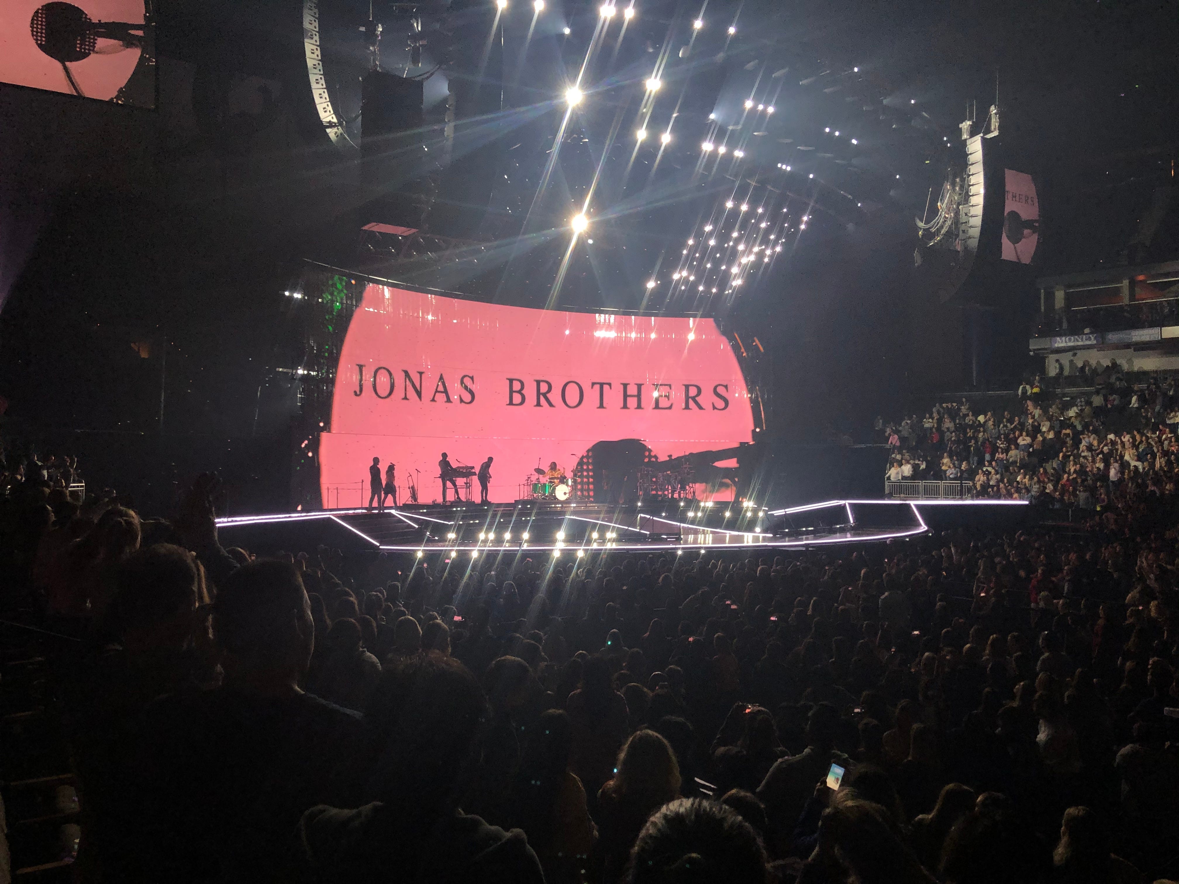 hjælp overtale En nat Happiness Begins” tour is the Jonas Brothers reunion we've been waiting for