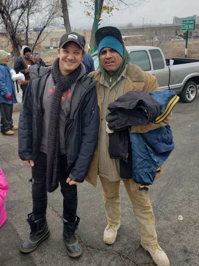 Jeremy Renner Surprises Reno S Homeless Helps Thanksgiving Volunteers