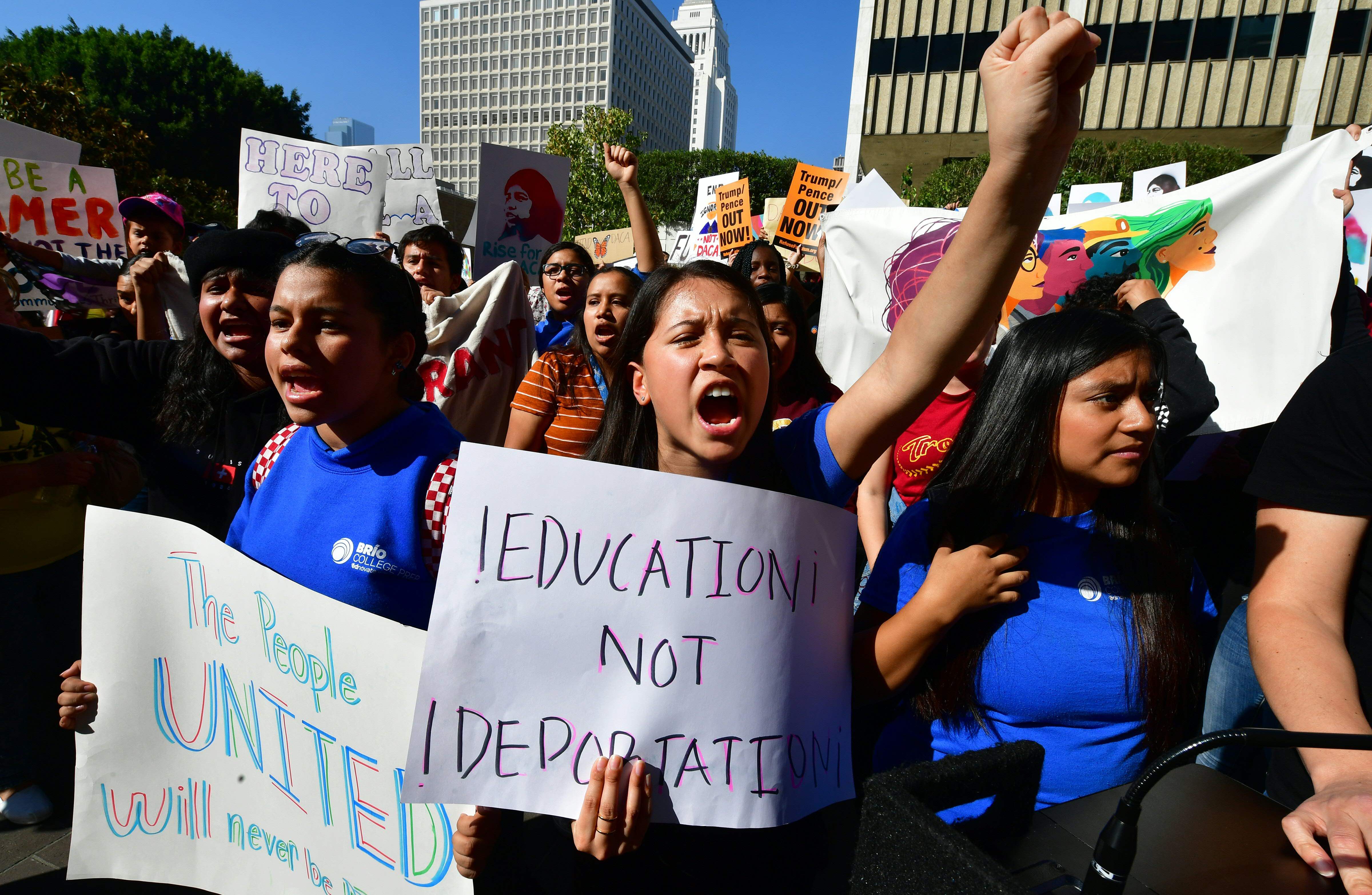 Estudiantes y defensores de la Acción Diferida manifiestan en el centro de Los Angeles el 12 de noviembre del 2019, mientras la Corte Suprema de Estados Unidos oye argumentos para tomar una decisión acerca del futuro de los Dreamers, un grupo de cerca de 700,000 personas traídas al país ilegalmente cuando eran niños pero que recibieron permisos para quedarse y trabajar como parte del programa creado por el ex presidente Back Obama. El programa DACA ha sido fuertemente criticado por el presidente Donald Trump, quien quiere acabarlo, y expiró el año pasado luego de que el Congreso fallara en sus esfuerzos de encontrar una nueva fórmula que lo reemplazara.