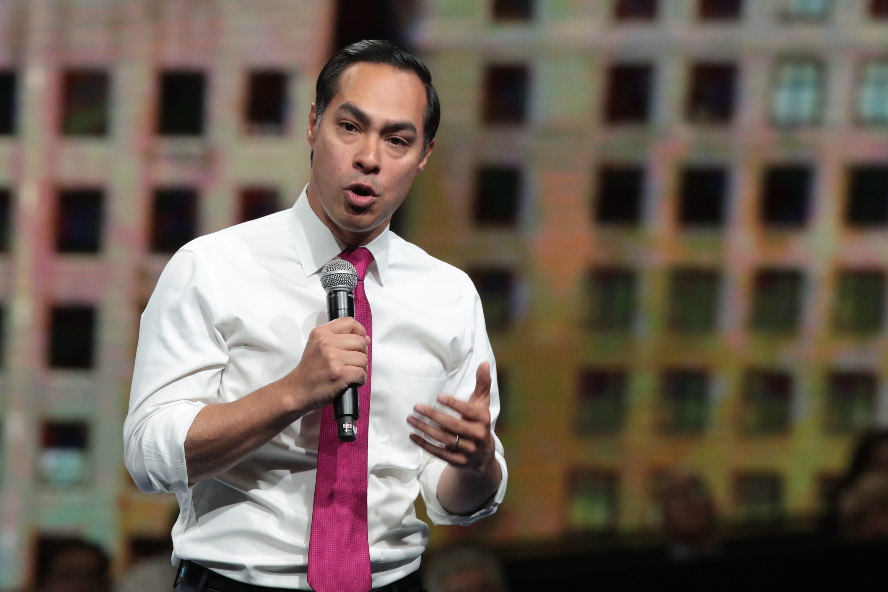 El ex candidato presidencial demócrata y ex secretario de Vivienda y Desarrollo Urbano Julián Castro habla en la Celebración de la Libertad y Justicia celebrada en la Wells Fargo Arena de Des Moines, Iowa, el 1ero de noviembre del 2019.