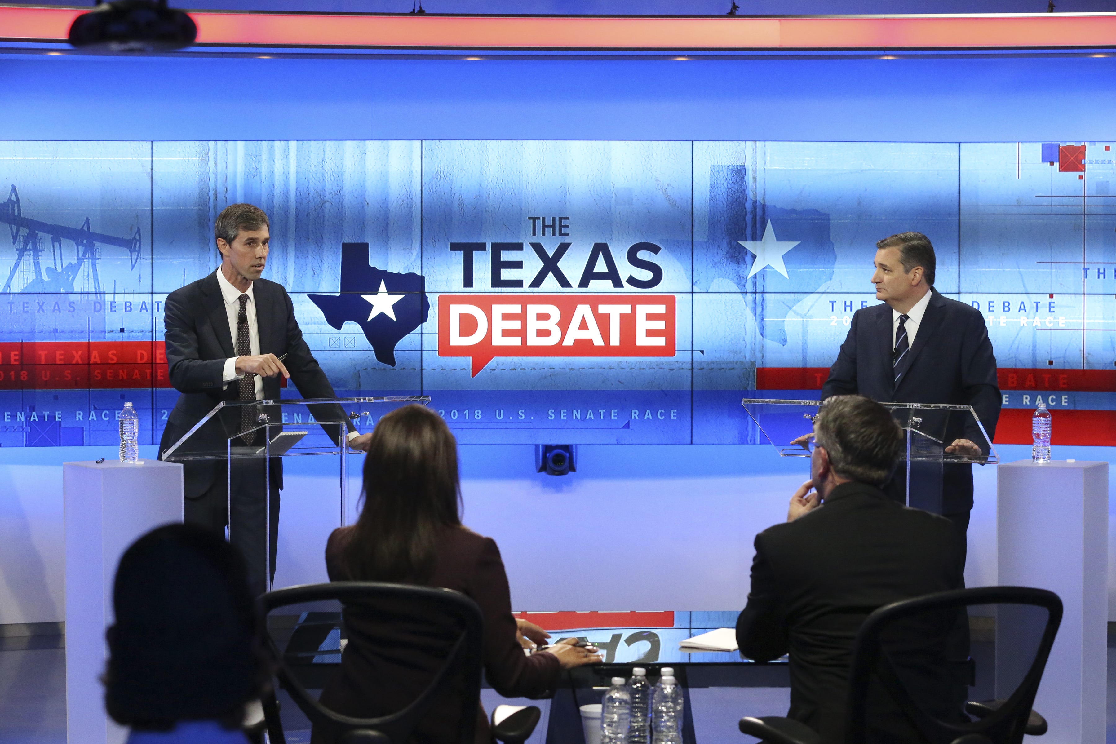 El representante Beto O'Rourke (D-TX) (izq.) y el senador Ted Cruz (R-TX) se enfrentaron en un debate en los estudios de KENS 5 el 16 de octubre del 2018 en San Antonio, Texas.