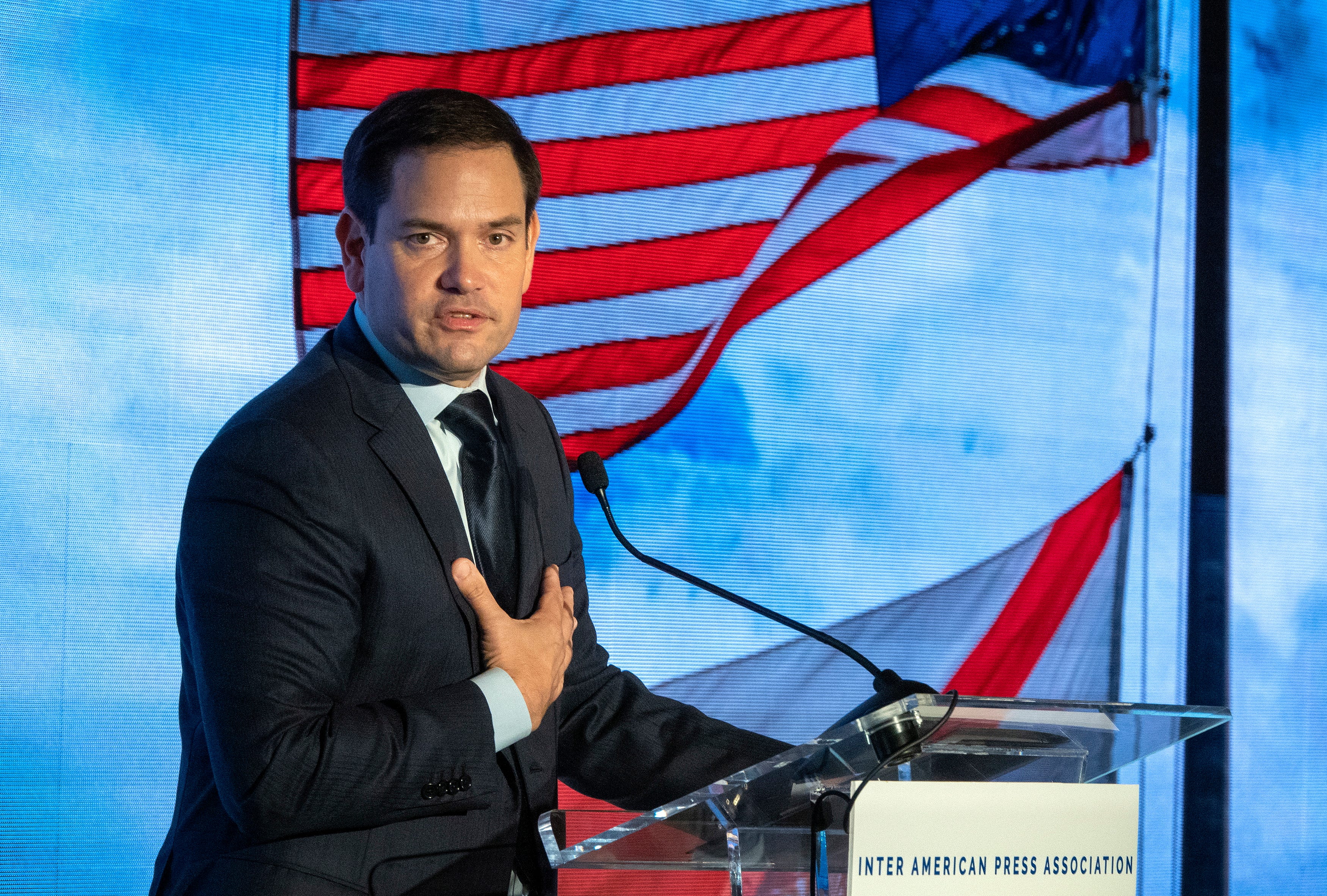 El senador de Florida Marco Rubio  habla durante la 75ava Asamblea General de la Sociedad Interamericana de Prensa (SIP) en Coral Gables, FL, el 6 de octubre del 2019.