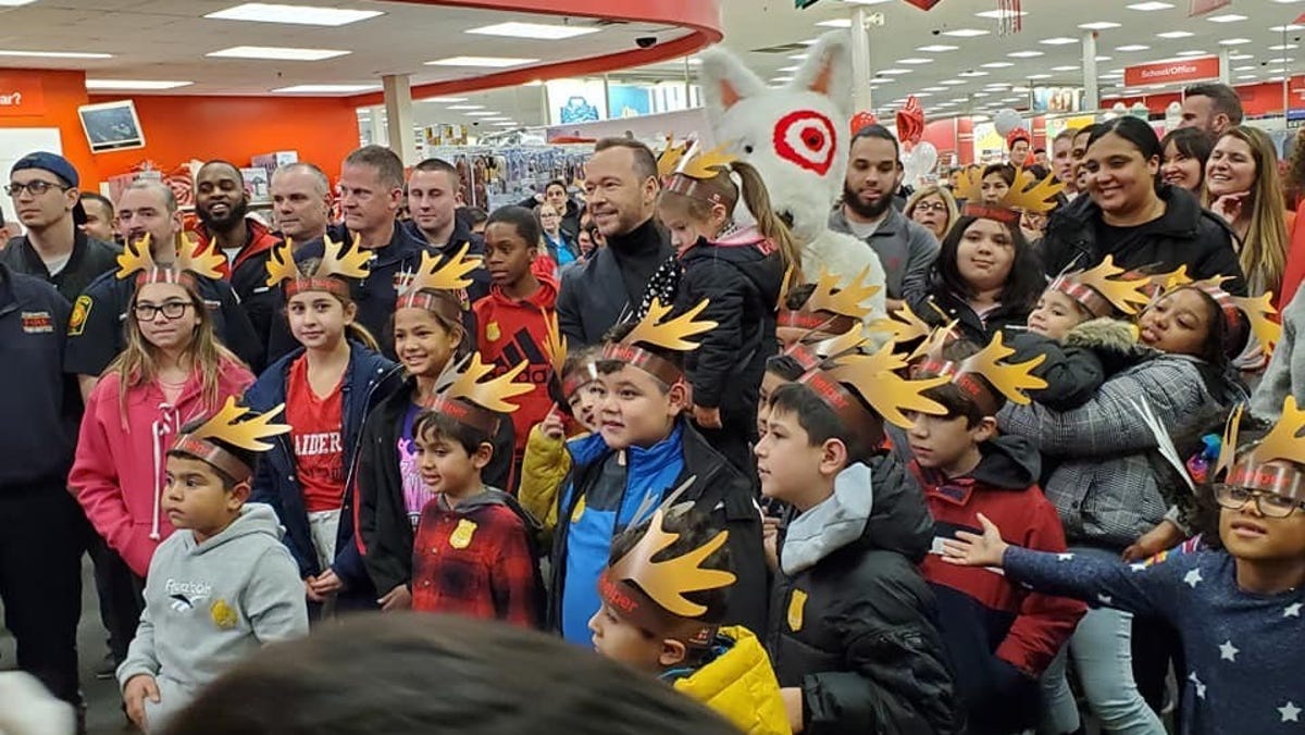 Donnie Wahlberg, NJ police visit Edgewater Target