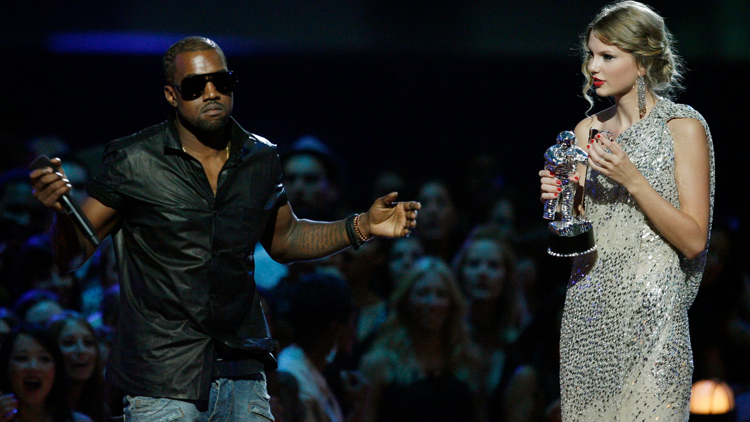 Канье тейлор. Канье Уэст и Тейлор Свифт 2009. Kanye West Taylor Swift. Канье и Тейлор Свифт. VMA Award Taylor Kaney.
