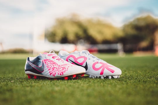 Andy Lee's cleats honor Madelyn Lee, his late daughter, who passed away in February 2015 at just 8 days old.