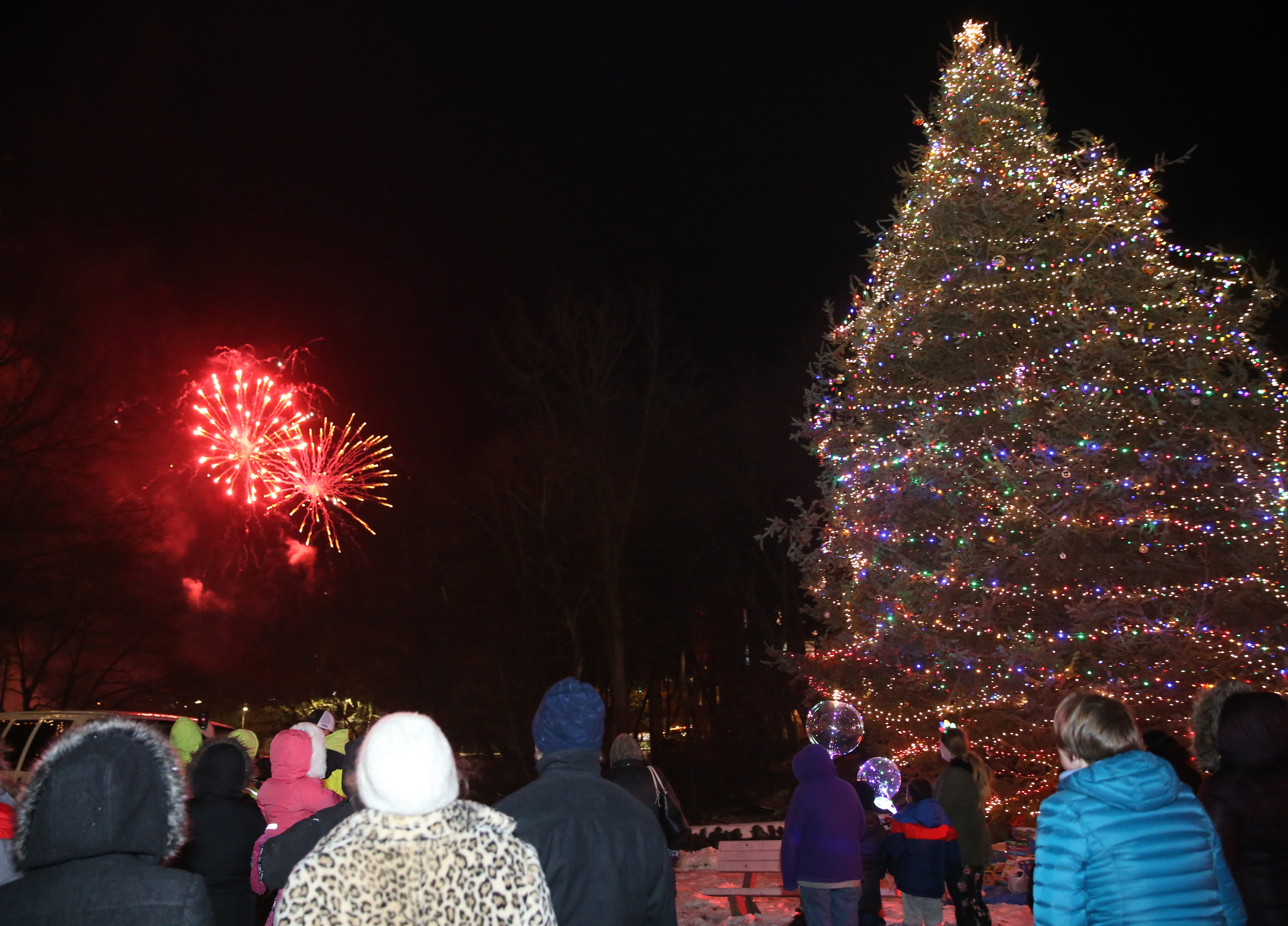 Poughkeepsie Christmas Tree Lighting 2022 Poughkeepsie Celebration Of Lights Parade, Fireworks Returns