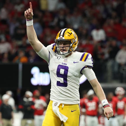 LSU quarterback Joe Burrow celebrates a touchdown 