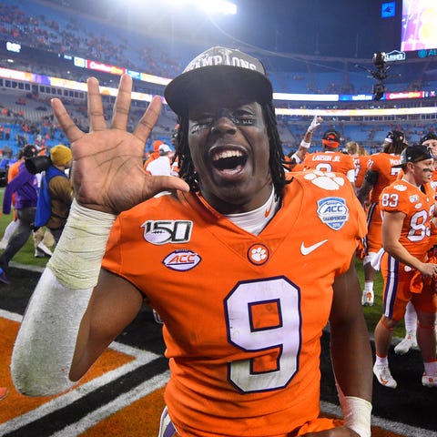 Clemson Tigers running back Travis Etienne celebra