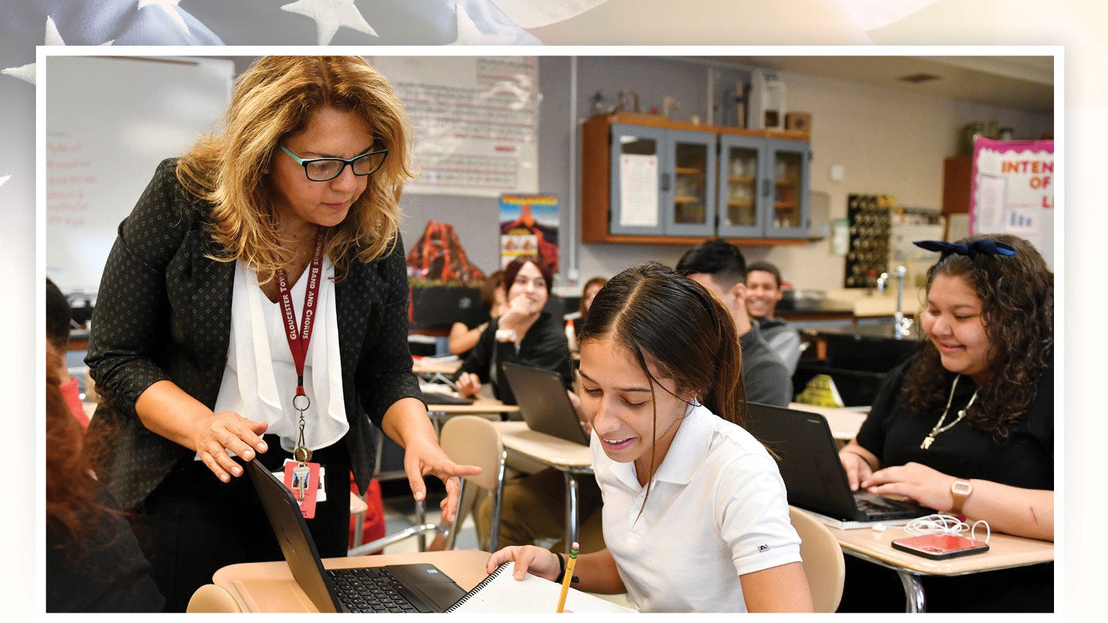 Luzmila Badillo-Gualdron trabaja con Yarelis Ledesma, una estudiante bilingüe de la escuela secundaria Vineland en Nueva Jersey, el 30 de septiembre del 2019.