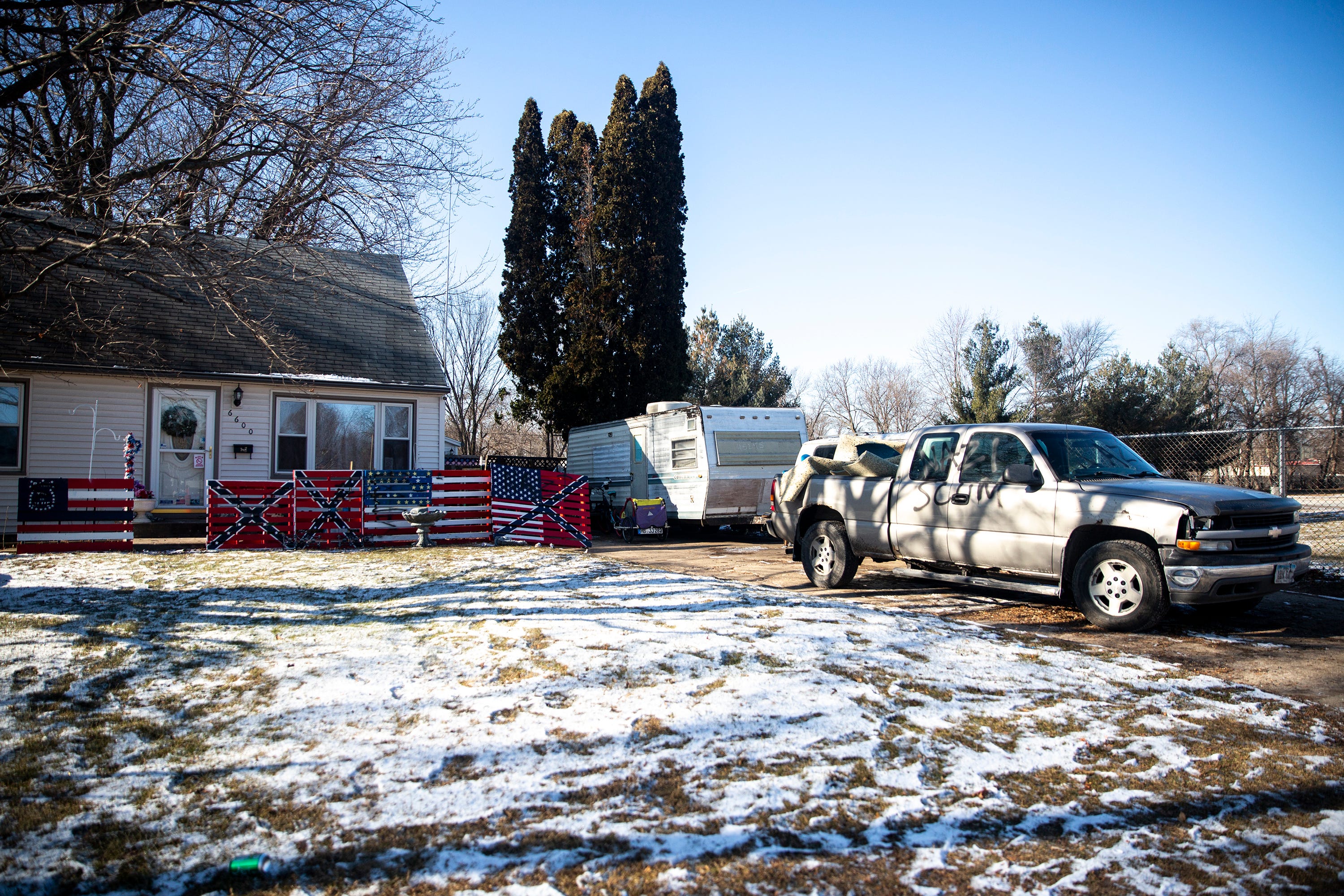 des moines iowa man displays swastika near morris elementary school des moines iowa man displays swastika