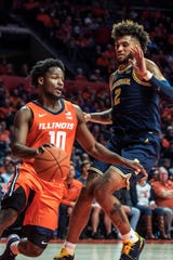 Illinois' Andres Feliz (10) powers past Michigan's Isaiah Livers (2) in the first half.
