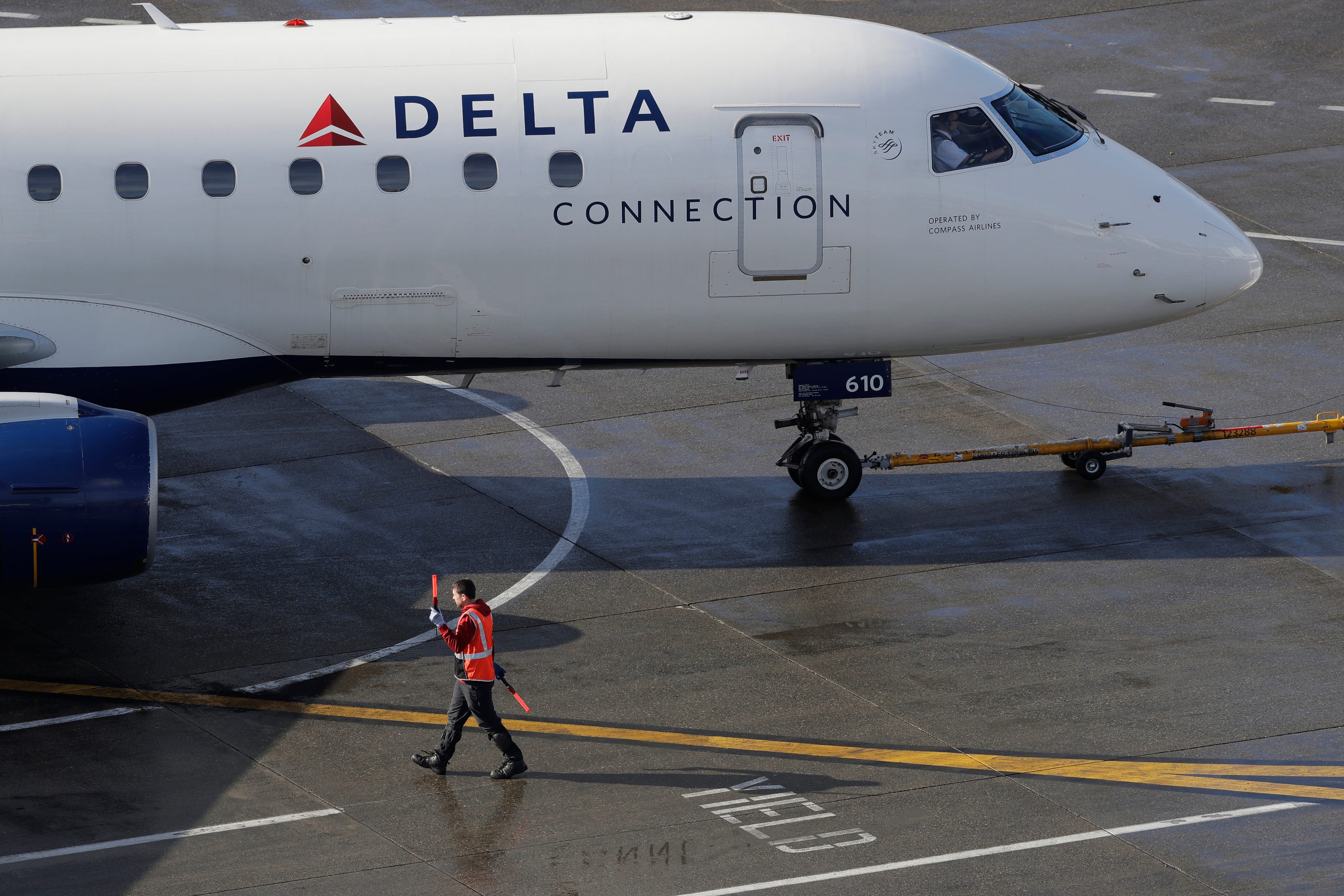 Delta plane slides off taxiway at Green Bay airport