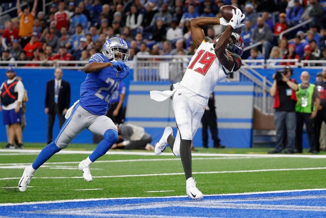 Tampa Bay Buccaneers wide receiver Breshad Perriman, defended by Detroit Lions cornerback Rashaan Melvin, catches a 34-yard pass for a touchdown.