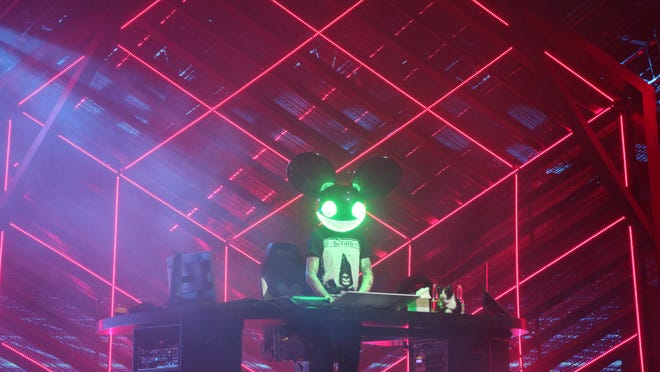 Despite Being Sick Deadmau5 Masters His Craft At Milwaukee Spectacle