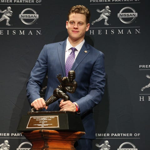 Joe Burrow poses with the Heisman Trophy.