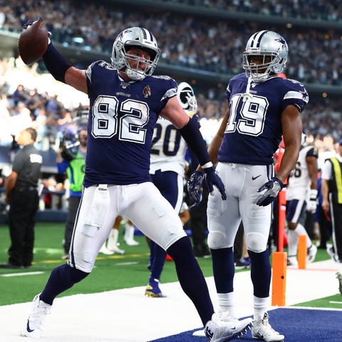 Dallas Cowboys tight end Jason Witten (82) spikes 
