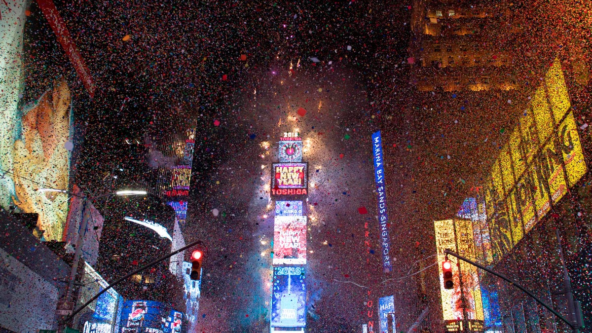 TOPSHOT - The ball drops to enter in the new year during New Year's Eve celebrations in Times Square on January 1, 2018 in New York. / AFP PHOTO / DON EMMERTDON EMMERT/AFP/Getty Images ORG XMIT: New Year' ORIG FILE ID: AFP_VI6CY
