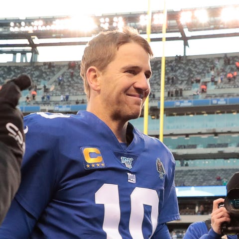 Giants quarterback Eli Manning leaves the field fo