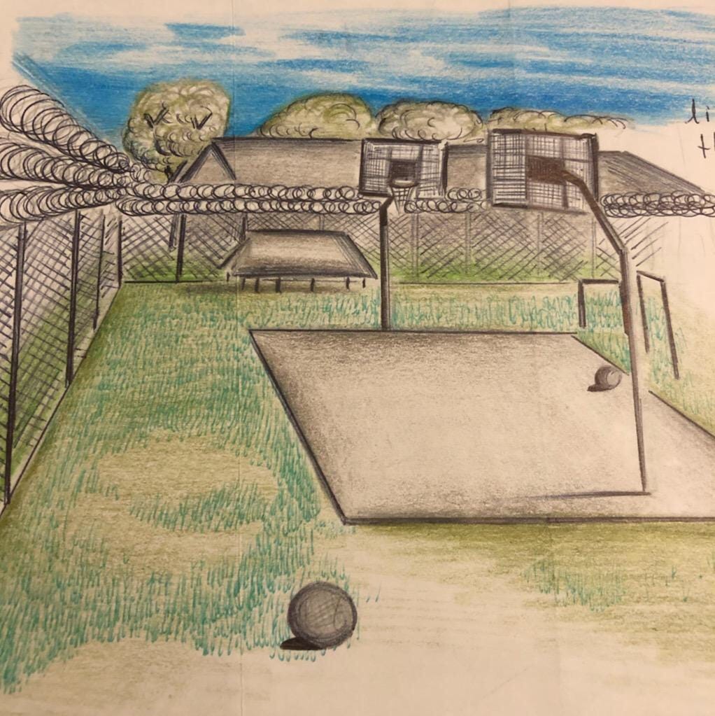 Un dibujo que hizo un detenido, Josué Reina Romero, muestra el patio de recreo en el Centro Correccional de Richwood en Richwood, Luisiana. Aún está detenido allá.