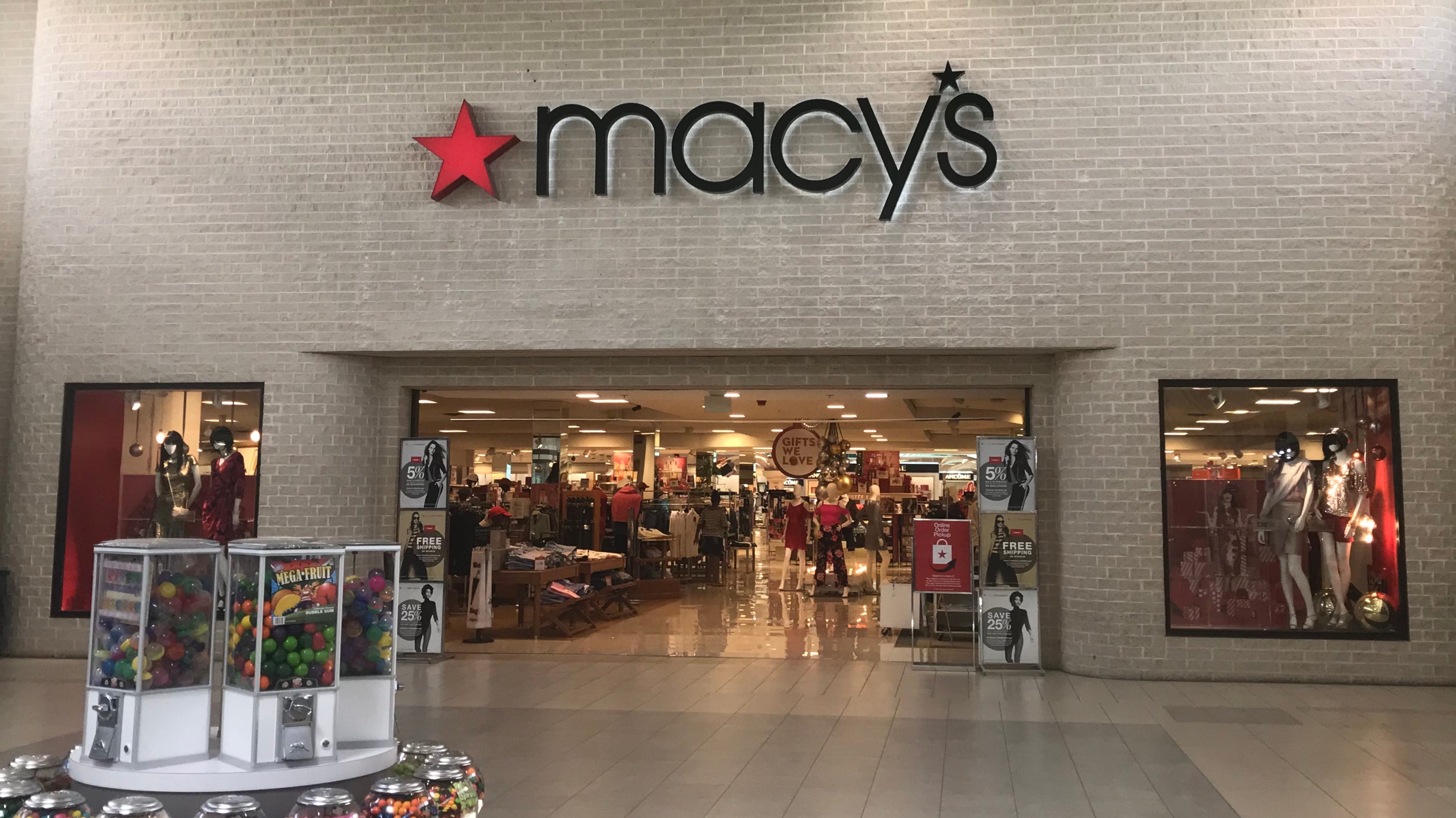 Macy&#39;s freebie: Early Super Saturday shoppers get $10 rewards cards