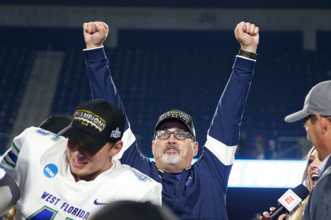 Uwf Football Coach Pete Shinnick Named Gsc Coach Of The Decade