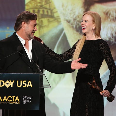 Russell Crowe accepts an award from host Nicole Ki