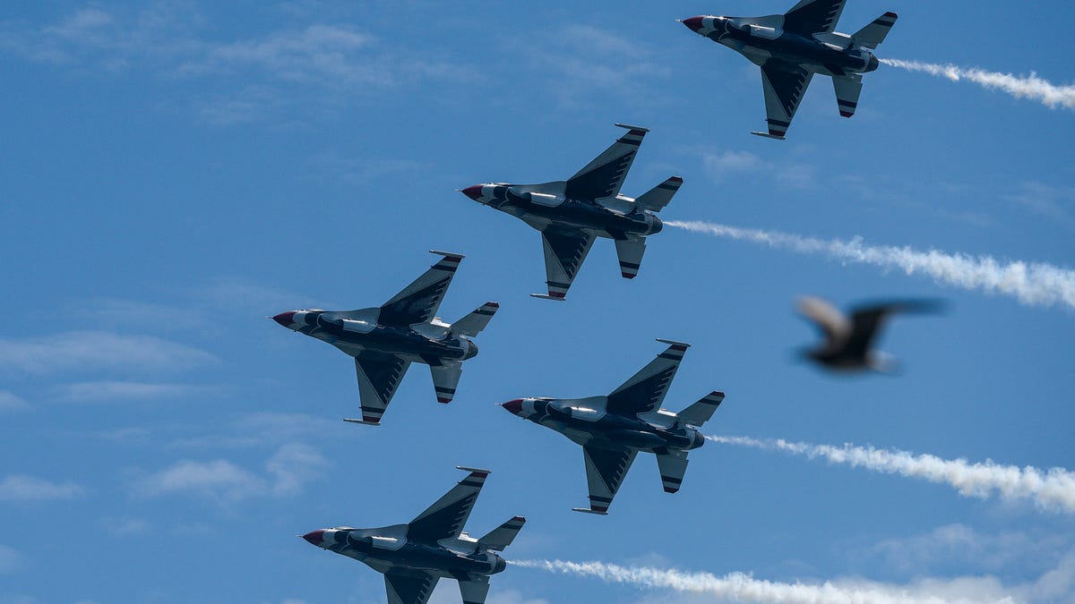 US Air Force “Thunderbirds” Salute the Nation’s Healthcare Workers – 22 Apr 2020