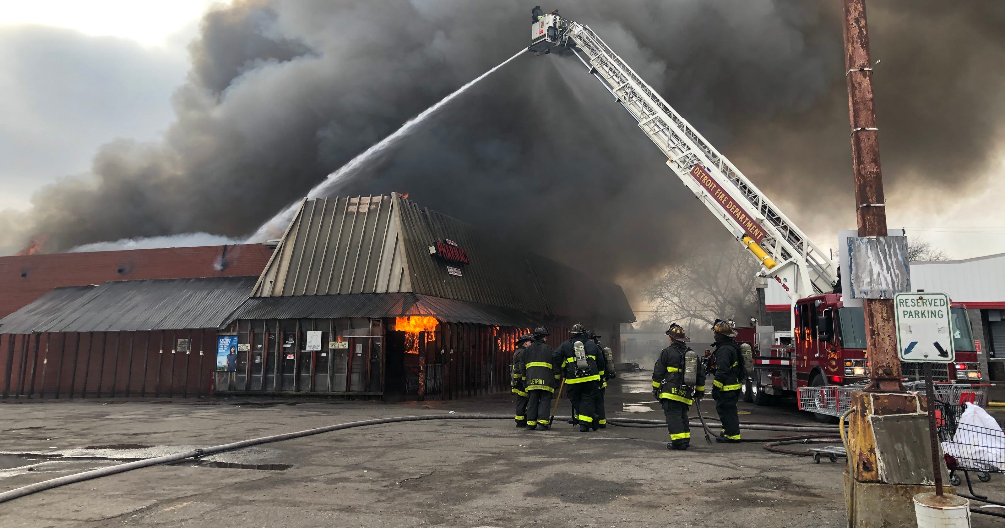 Fire breaks out in Detroit grocery store as people shop