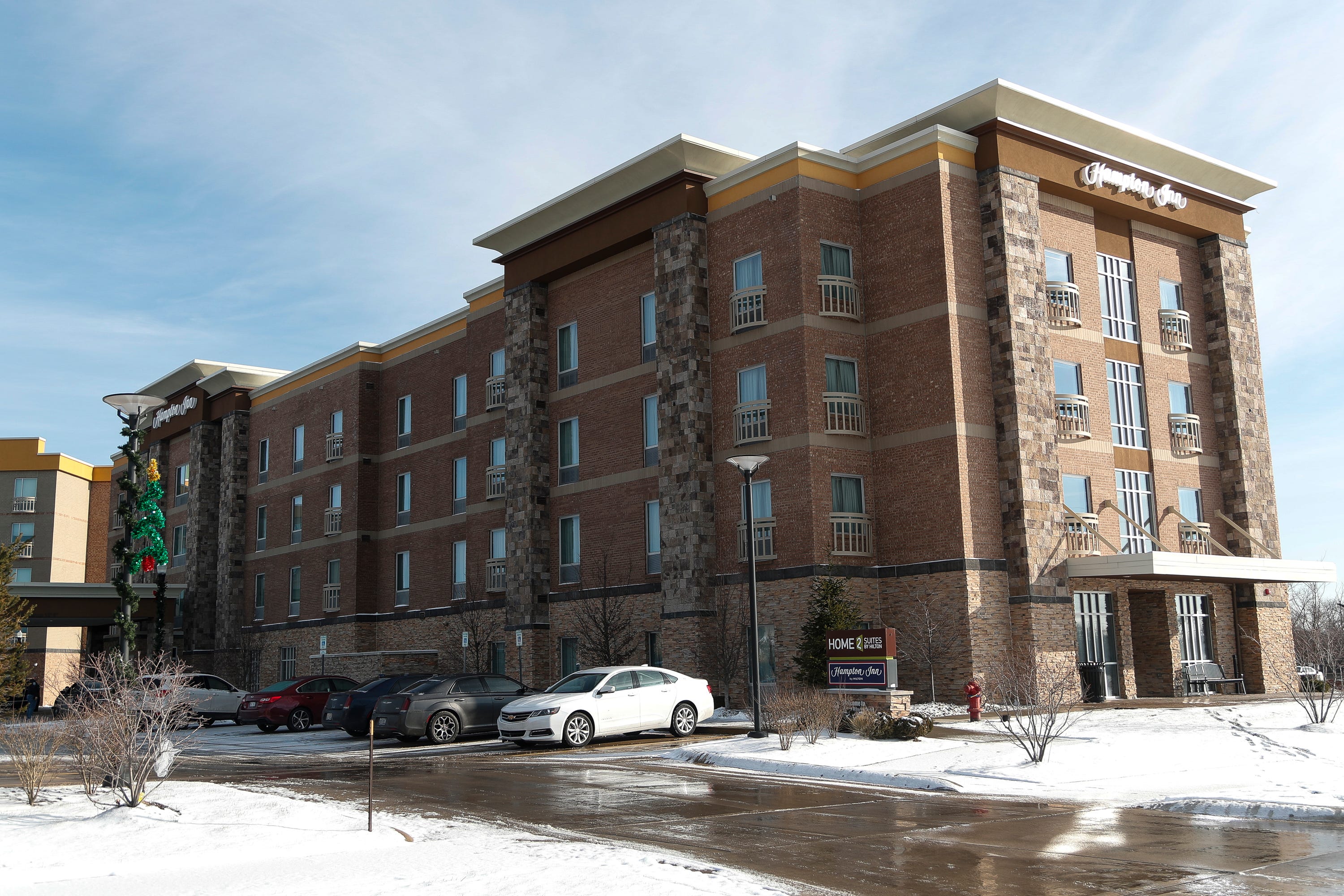 Barricaded Gunman At West Bloomfield Hampton Inn Surrenders To Police