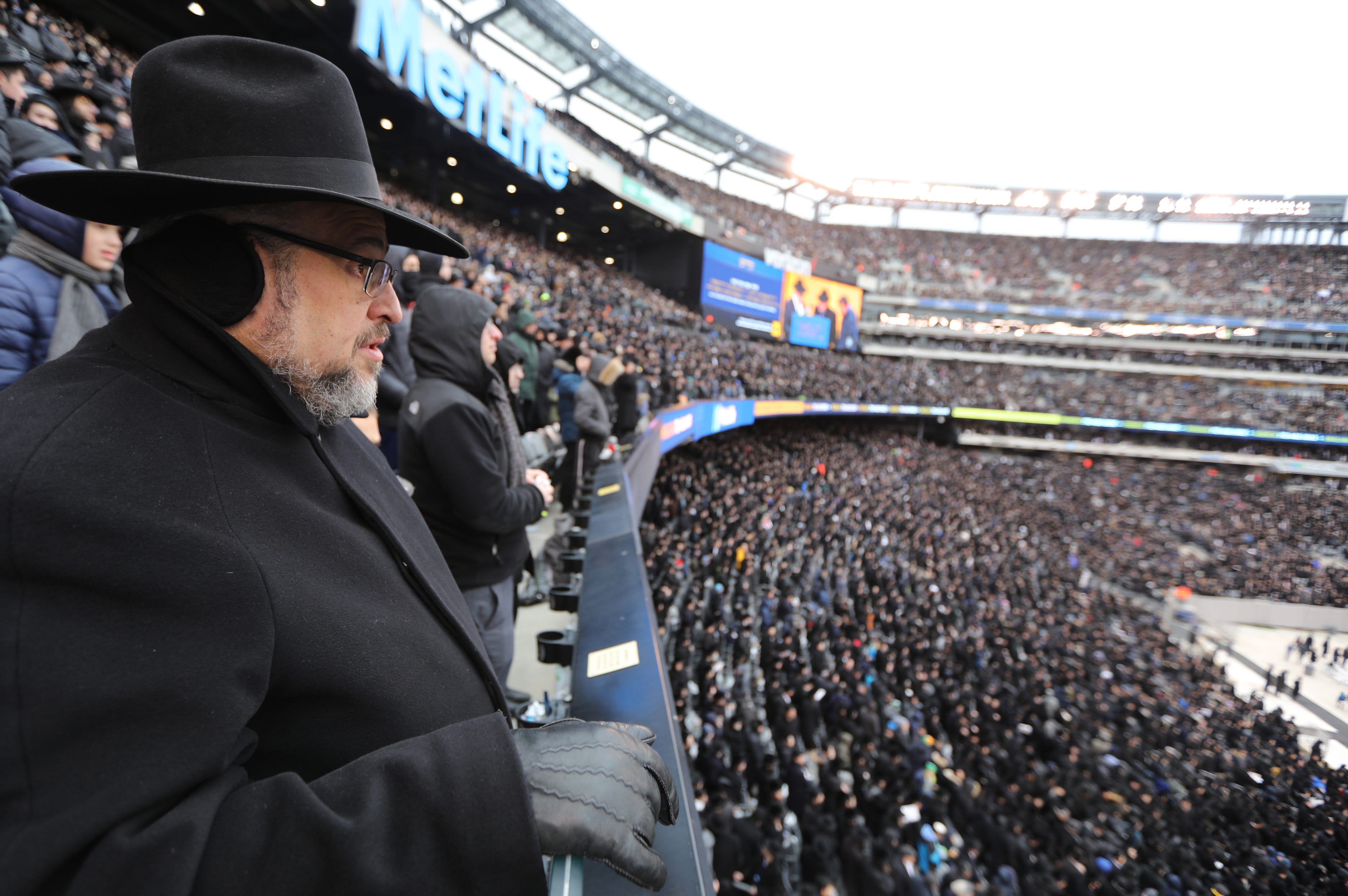 Metlife Stadium Filled For Siyum Hashas To Celebrate Talmud Study