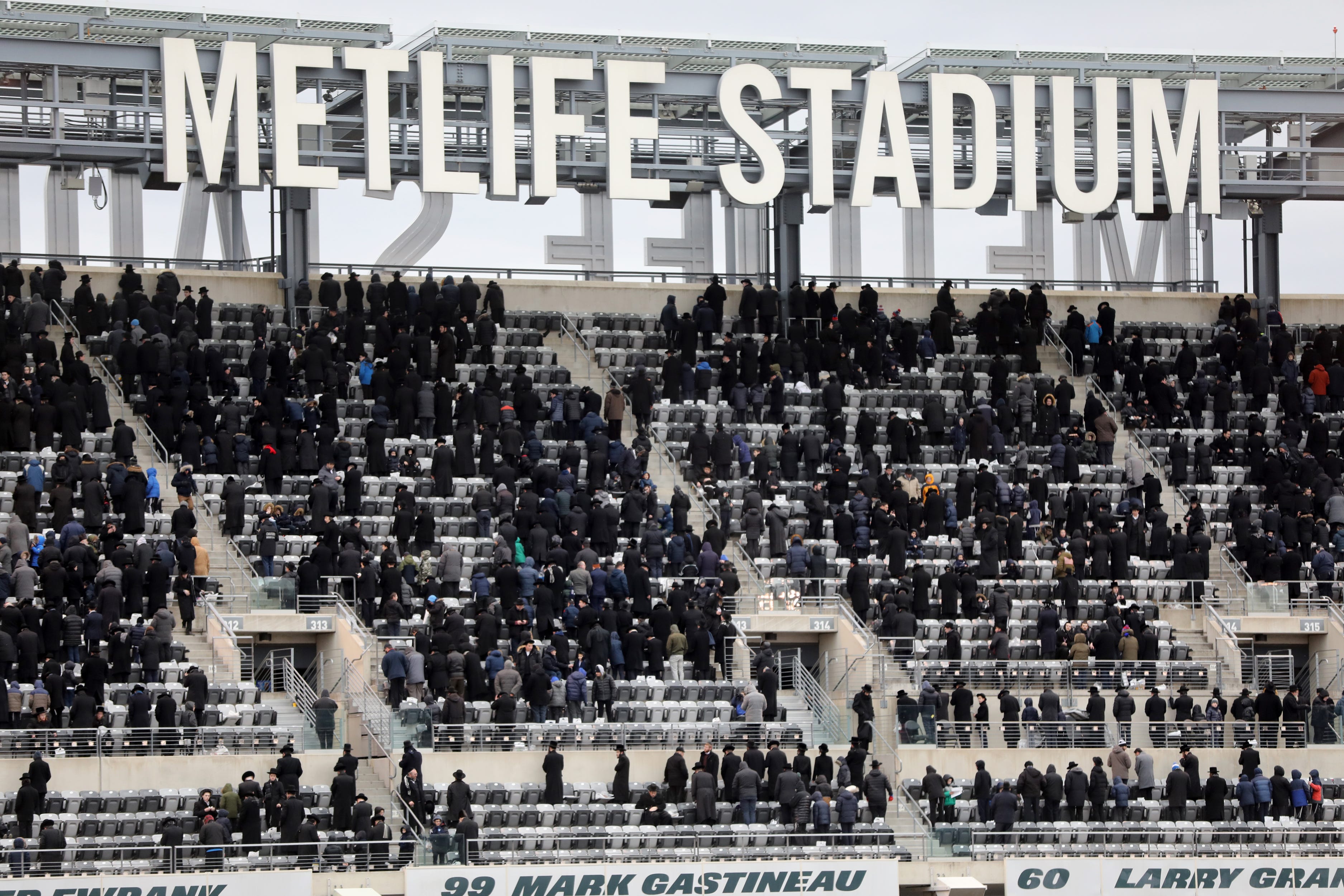 Metlife Stadium Filled For Siyum Hashas To Celebrate Talmud Study