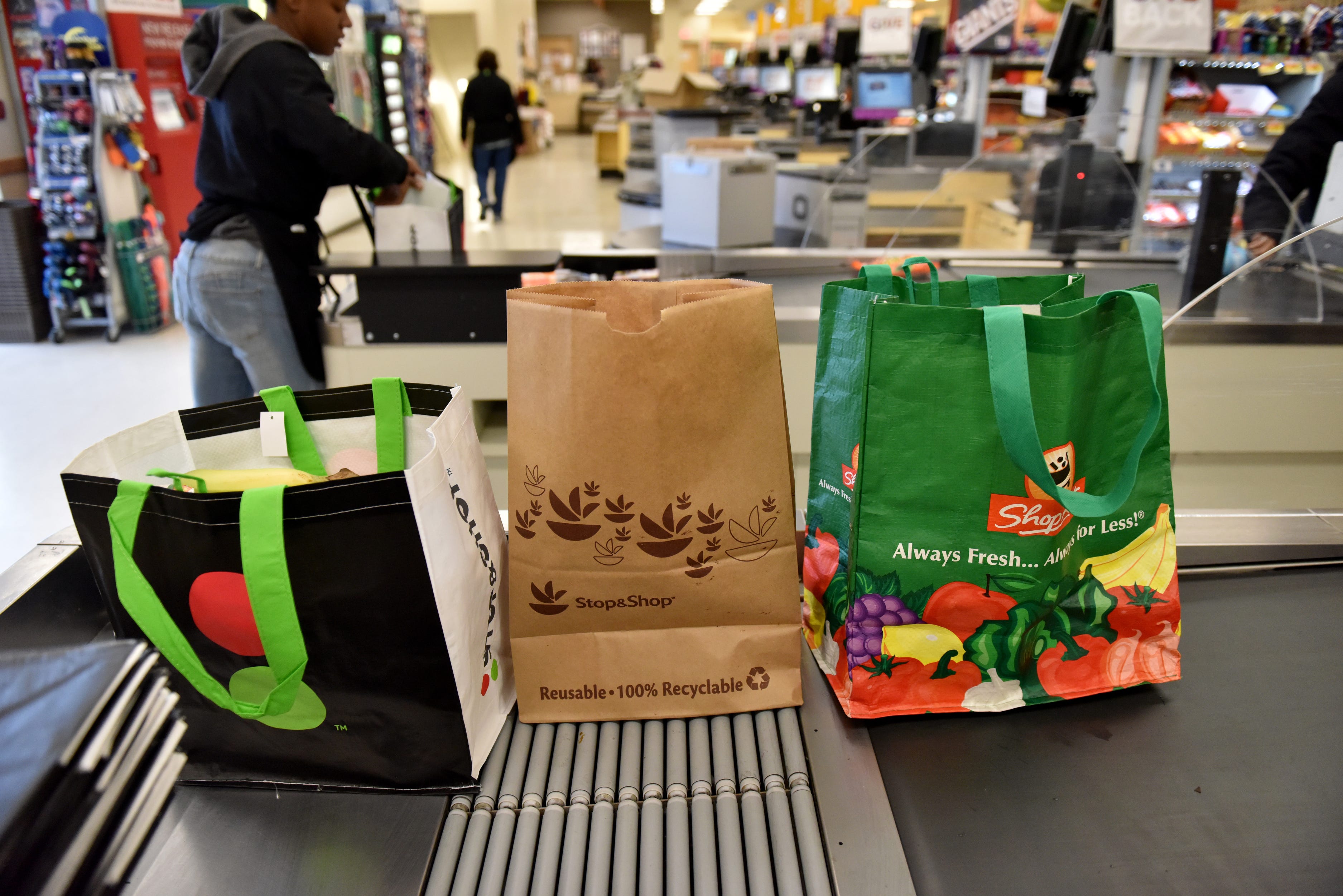 grocery store bans plastic bolsas