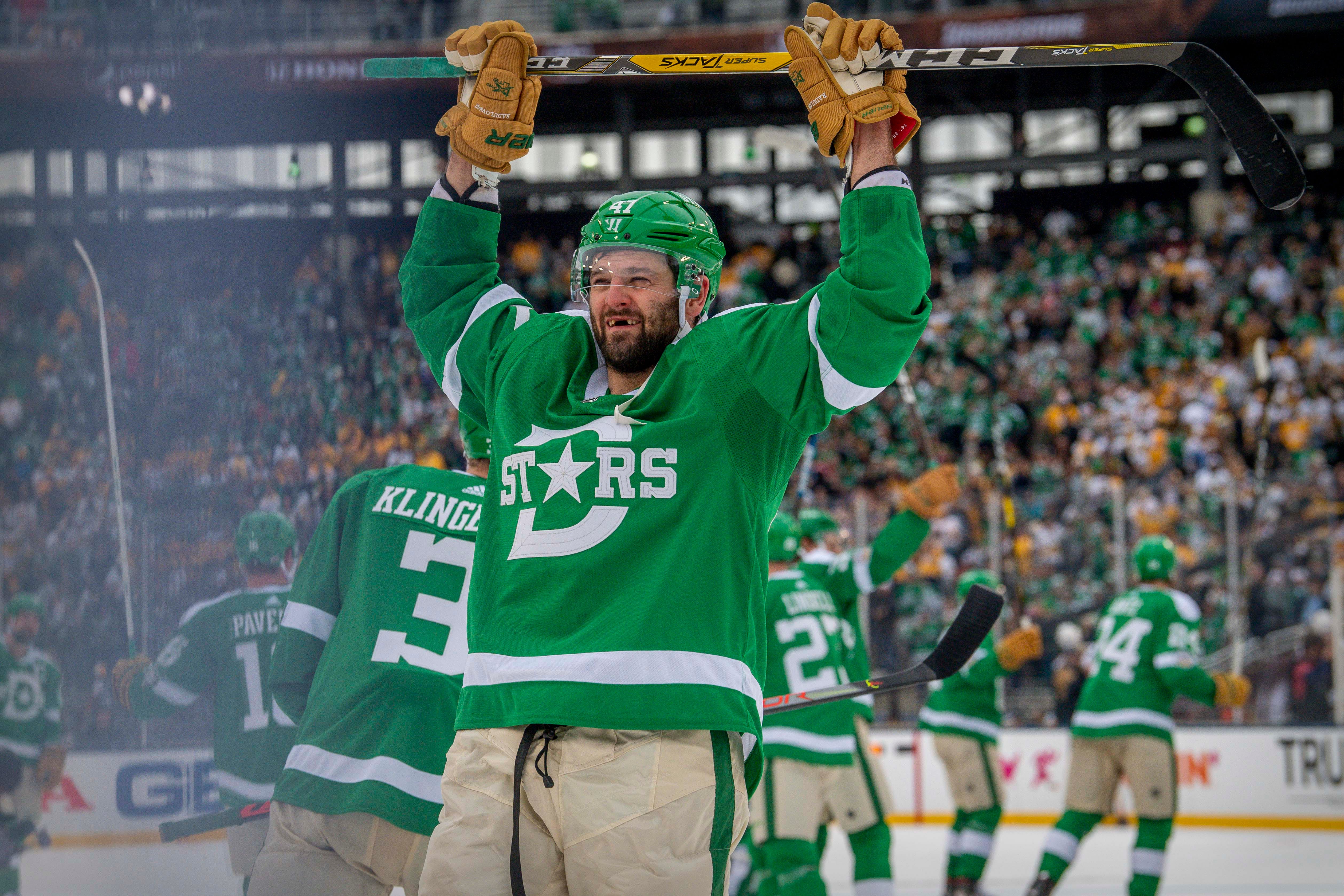 Winter Classic: Stars' Corey Perry ejected for elbowing Ryan