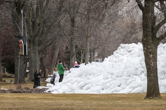 Lake Winnebago Ice Shoves Draw Visitors Fishermen And Excavators