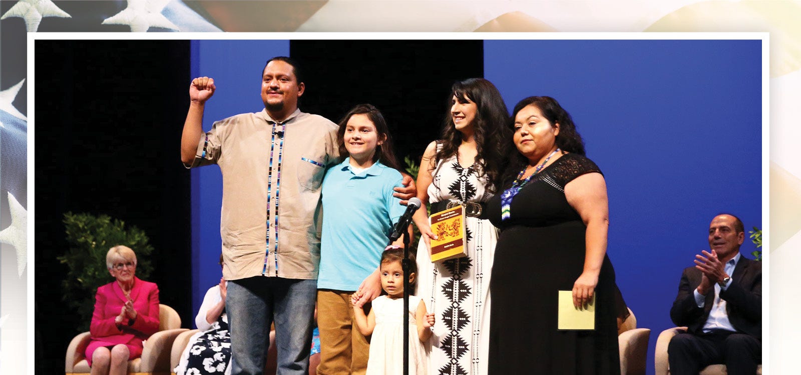 El concejal por el distrito 8 de la Ciudad de Phoenix,  Carlos Garcia, posa con su familia tras juramentarse en su nuevo cargo el 6 de junio del 2019 en el Orpheum Teatre de Phoenix, Arizona.