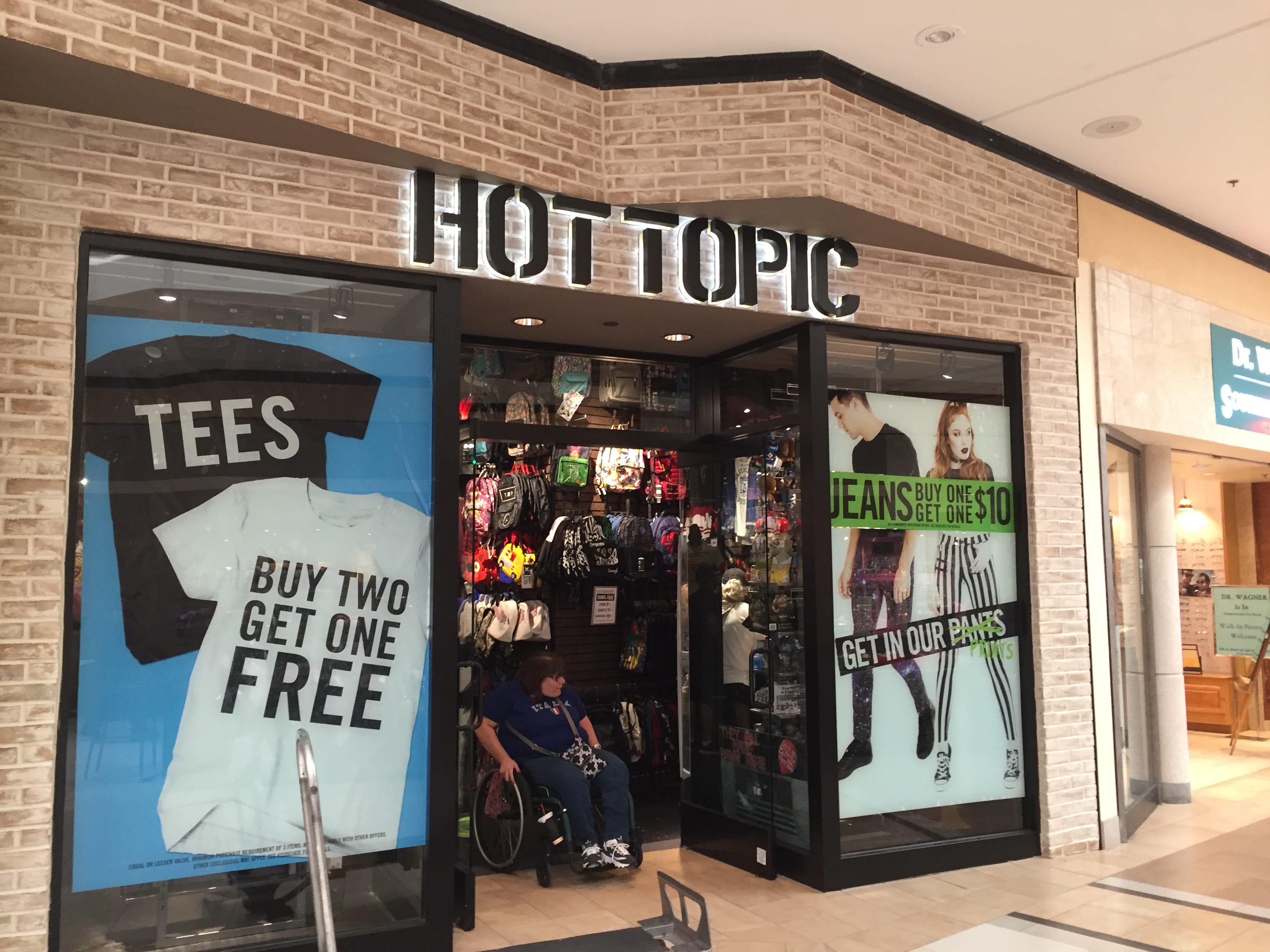how to get free stuff from hot topic