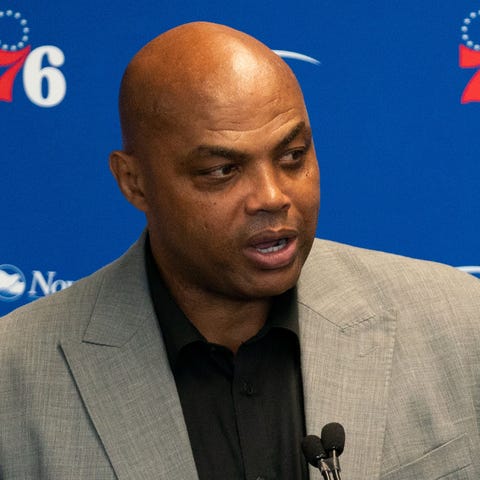 76ers great Charles Barkley speaks at the podium d