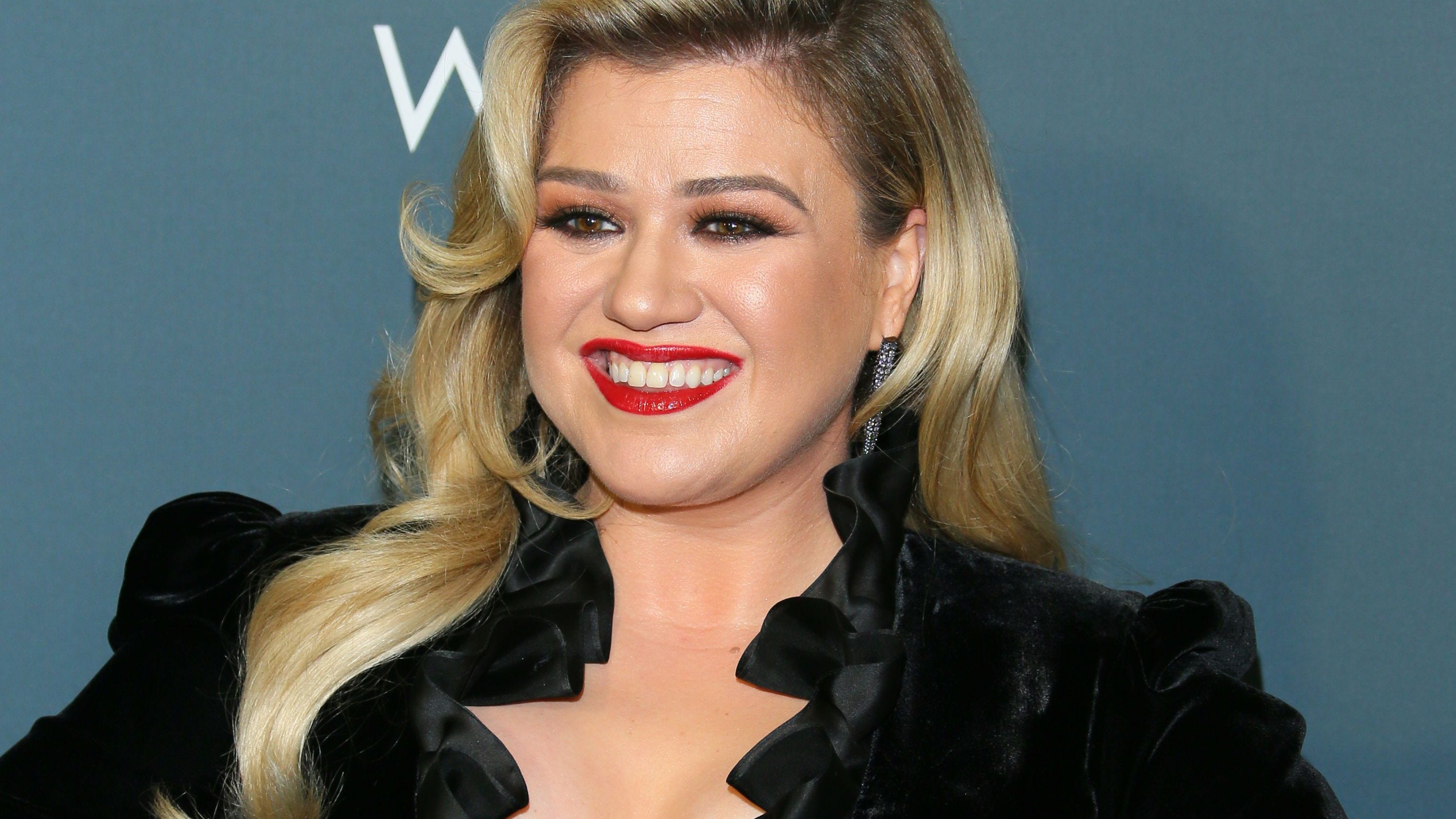 Kelly Clarkson returns to host the 2020 Billboard Music Awards