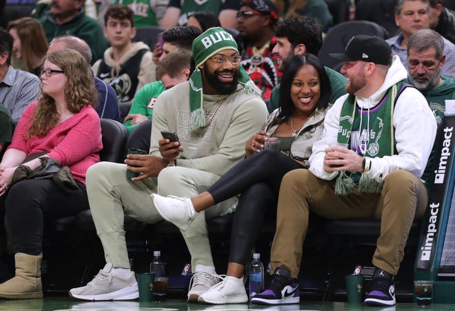 Packers linebacker Za'Darius Smith, second from left,  talks with a Bucks fan Tuesday night.